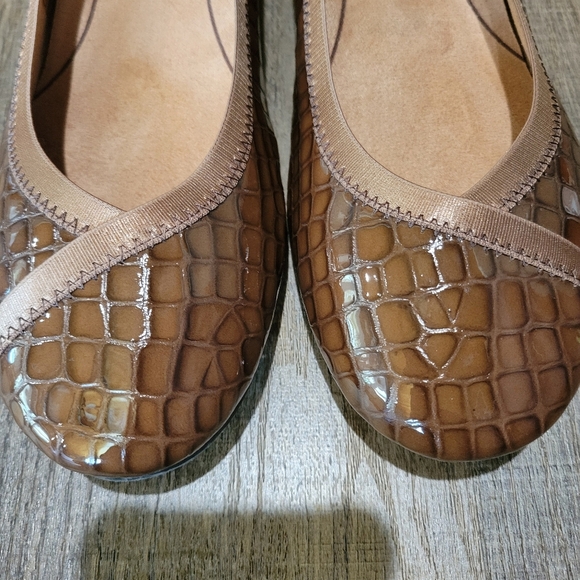Vionic Women's Brown Croc-Embossed Flats - Picture 2 of 10